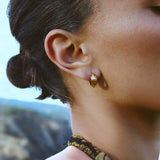Brinco Argola Texturizada Pequena - Ouro 18K | SILLENE
