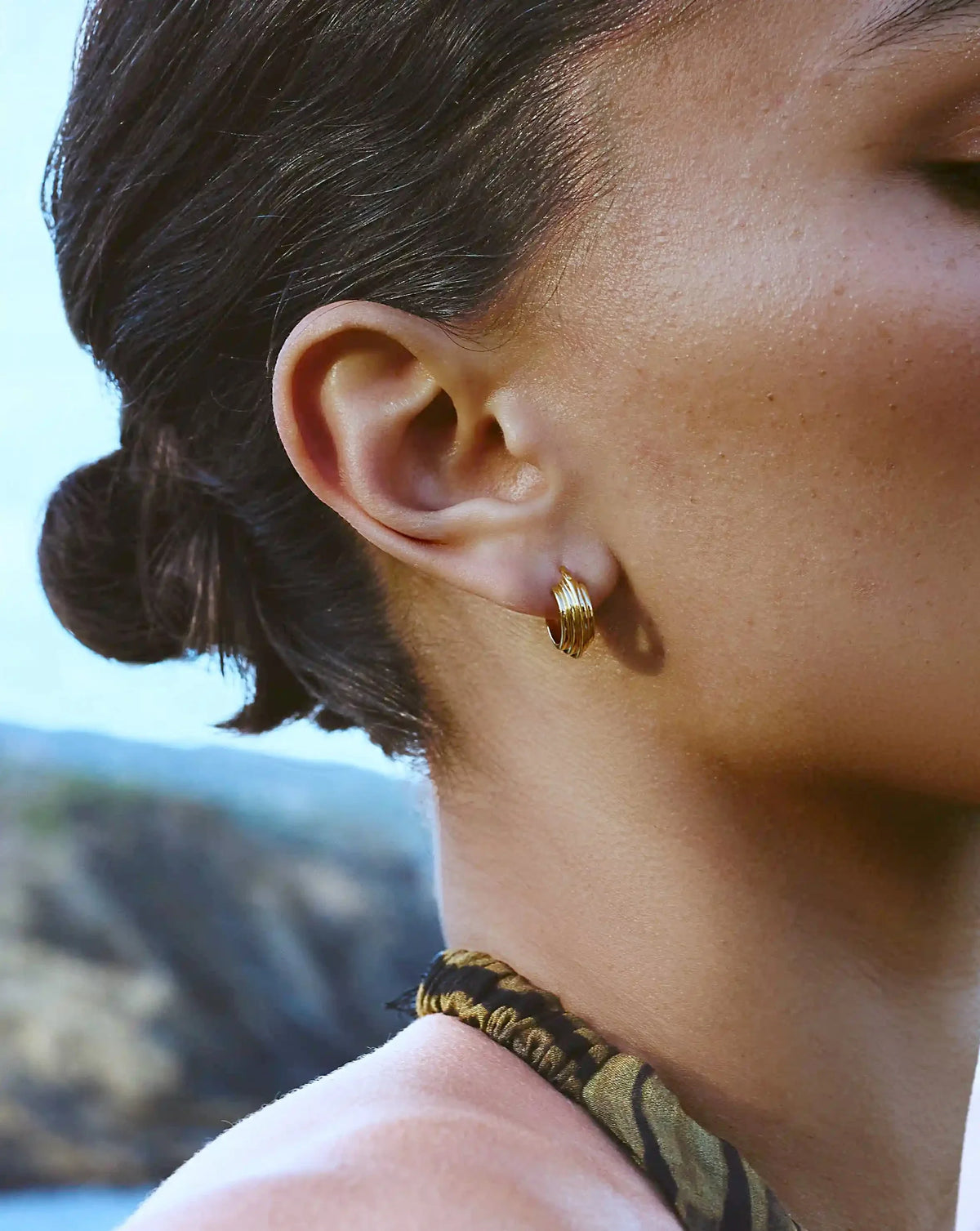 Brinco Argola Texturizada Pequena - Ouro 18K | SILLENE