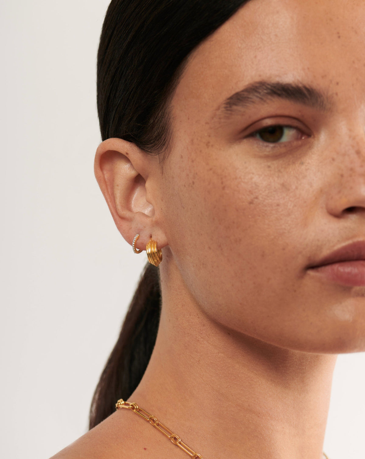 Brinco Argola Texturizada Pequena - Ouro 18K | SILLENE