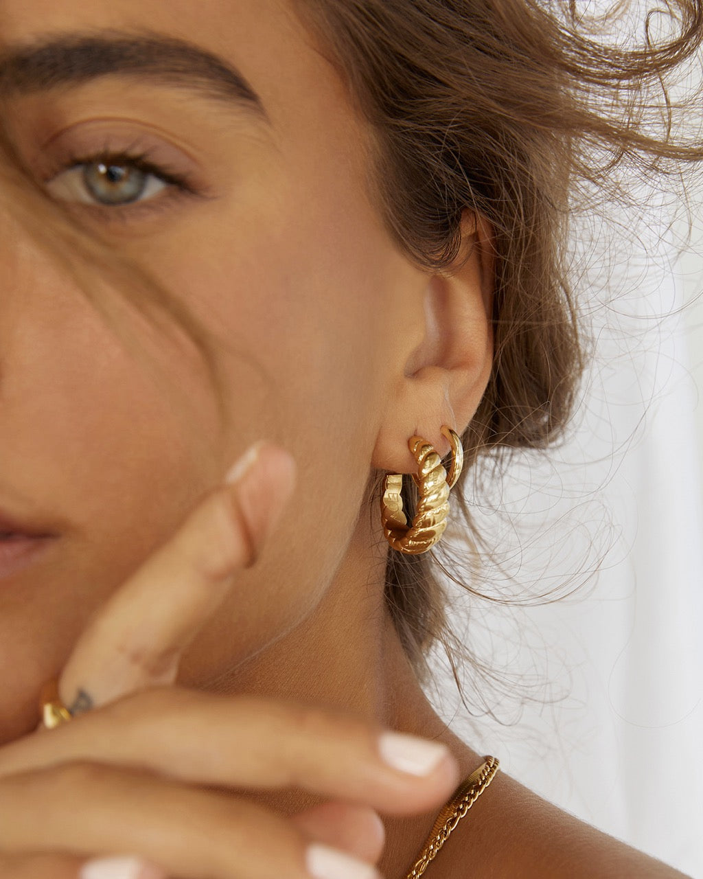 Brinco Argola Tilly - Ouro 18K | SILLENE - uso