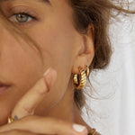 Brinco Argola Tilly - Ouro 18K | SILLENE - uso