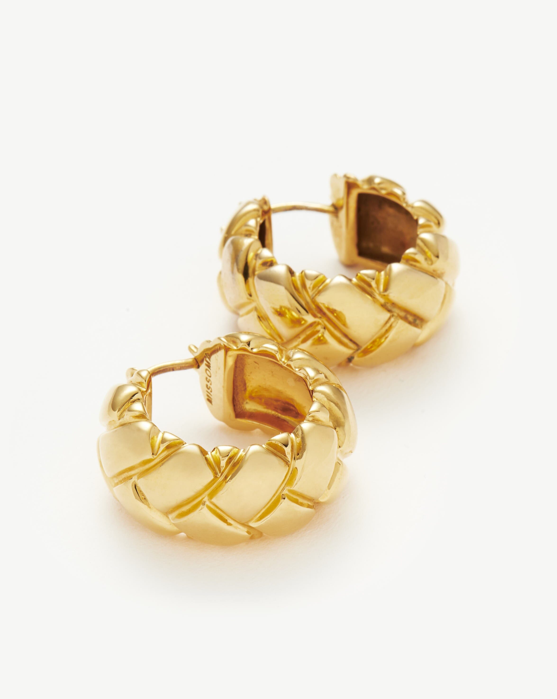 Brinco Argola Trançada Waffle - Ouro 18K | SILLENE