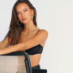 Brinco Argola Tubular Amalfi - Ouro 18K | SILLENE - uso