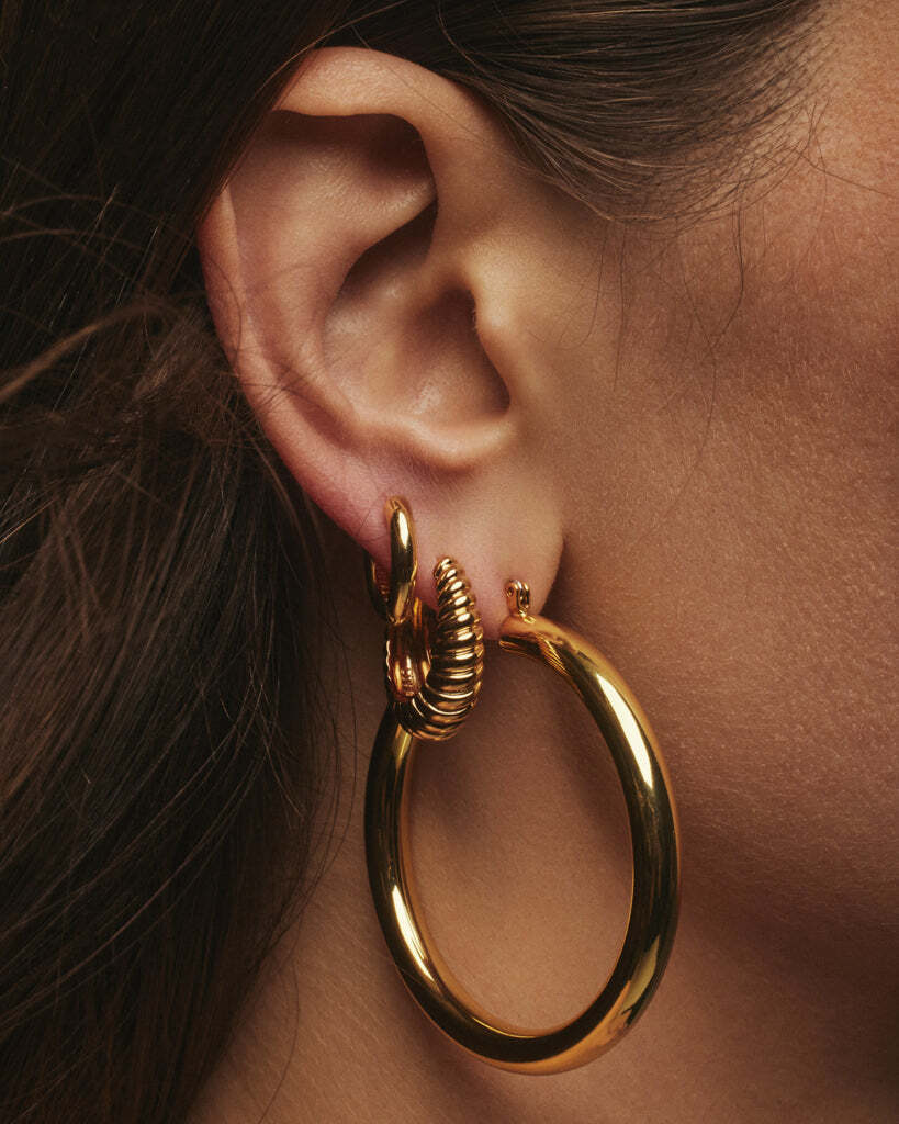 Brinco Argola Tubular Amalfi - Ouro 18K | SILLENE - uso