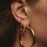 Brinco Argola Tubular Amalfi - Ouro 18K | SILLENE - uso