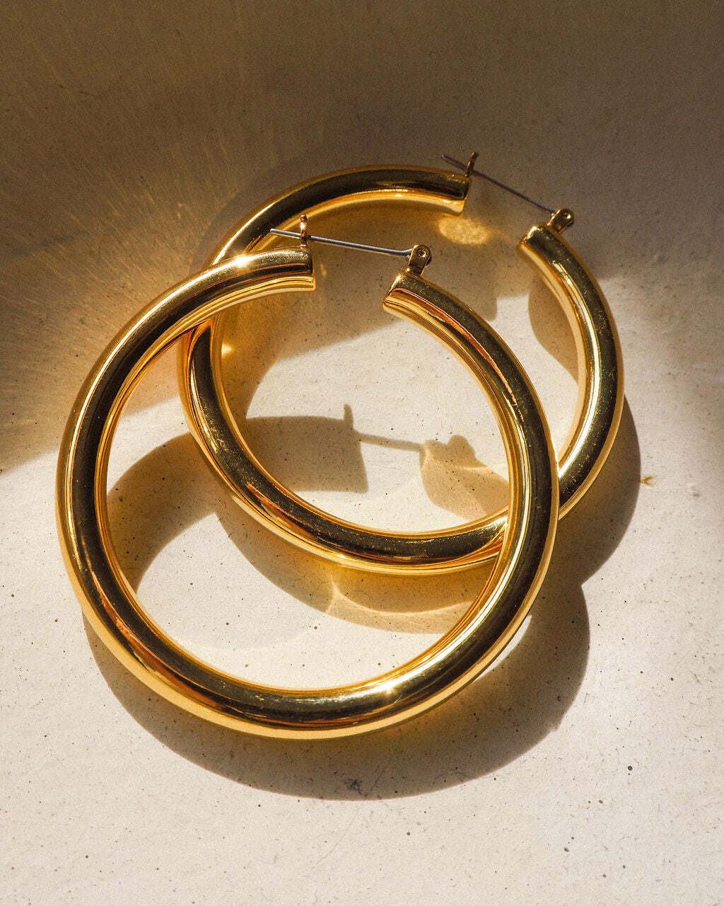 Brinco Argola Tubular Amalfi - Ouro 18K | SILLENE - uso