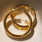 Brinco Argola Tubular Amalfi - Ouro 18K | SILLENE - uso