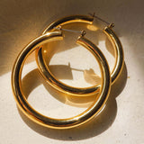 Brinco Argola Tubular Amalfi - Ouro 18K | SILLENE - uso