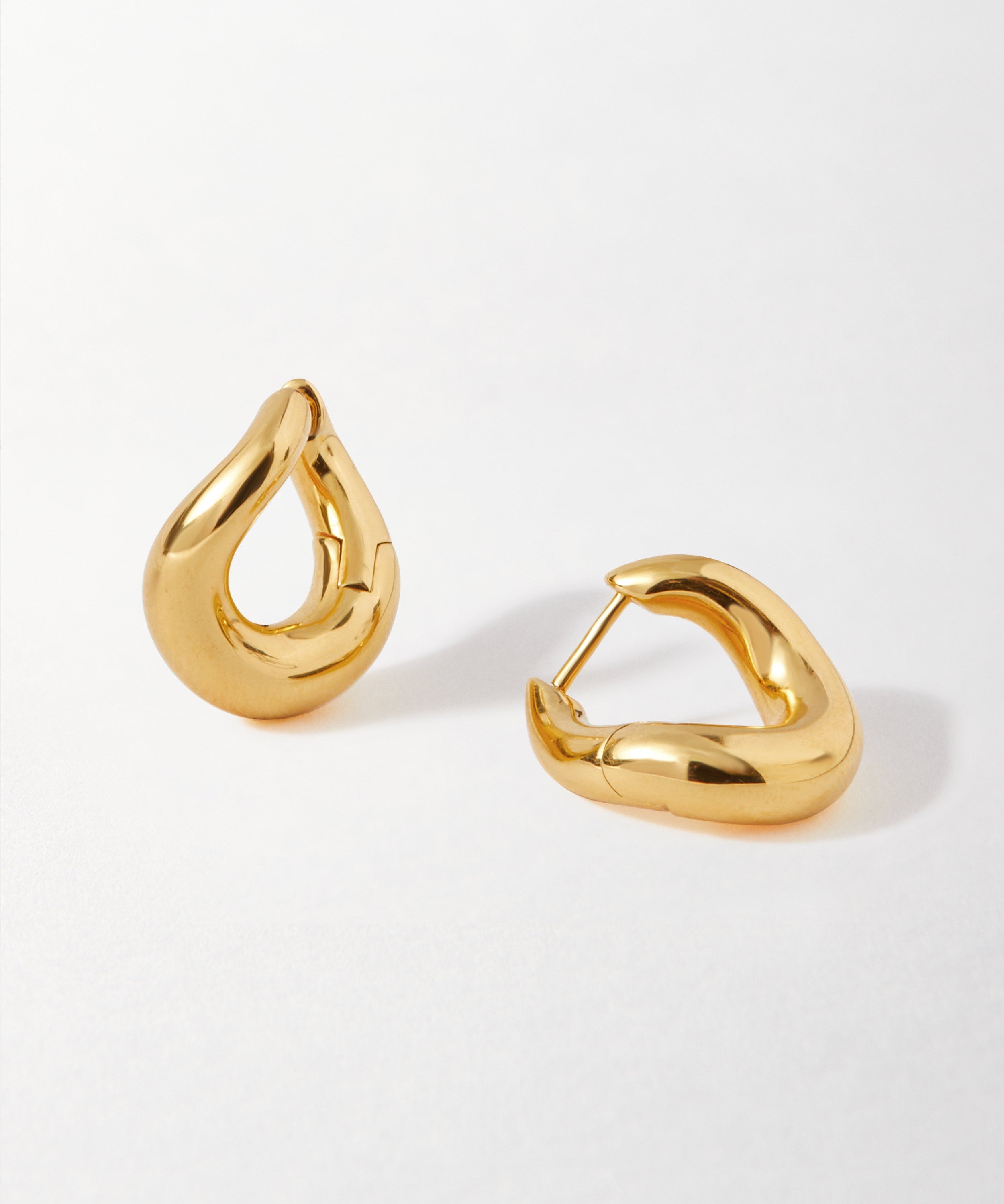 Brinco Argola Twist - Ouro 18K | SILLENE - uso