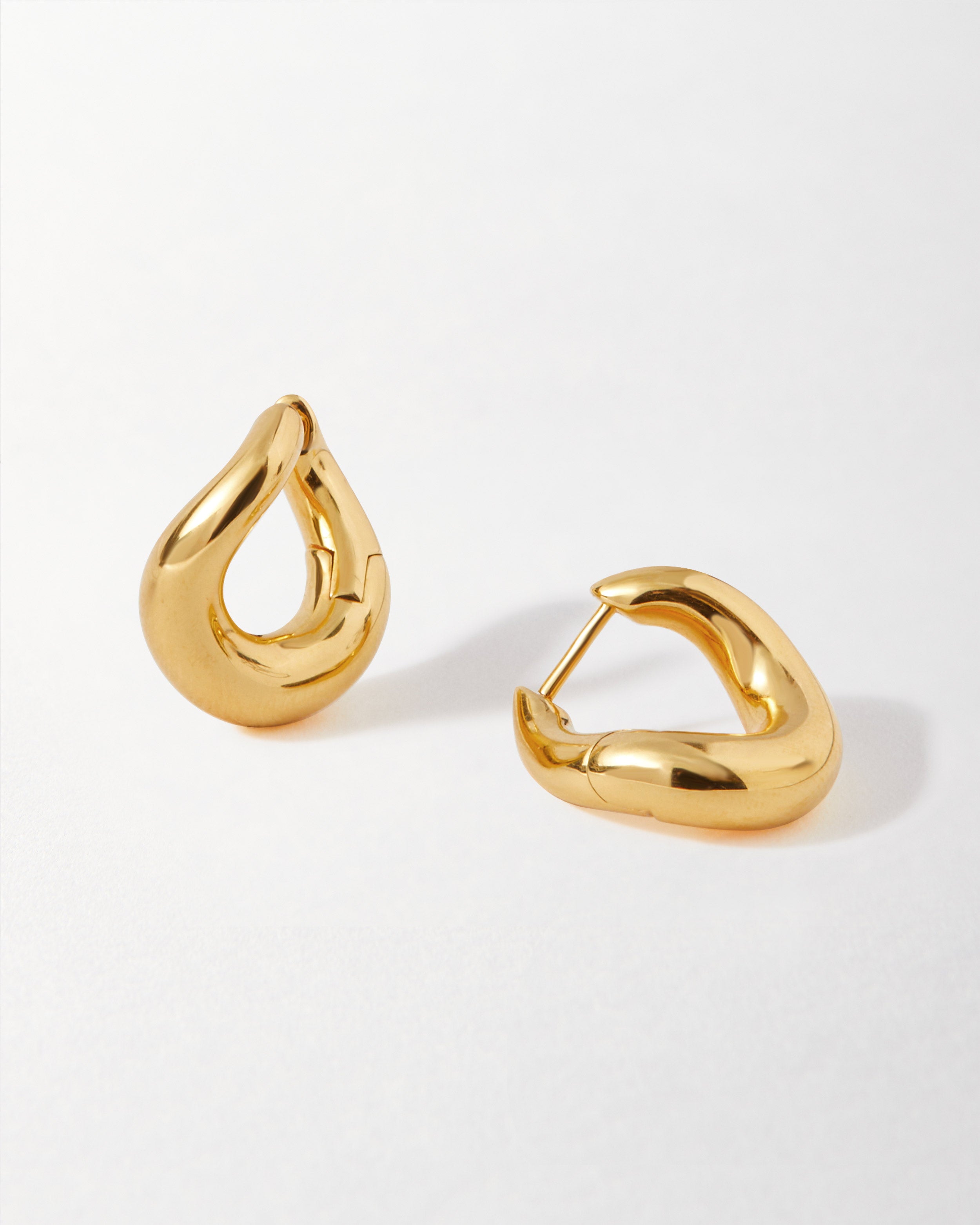 Brinco Argola Twist - Ouro 18K | SILLENE - uso