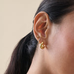 Brinco Argola Twist - Ouro 18K | SILLENE - uso