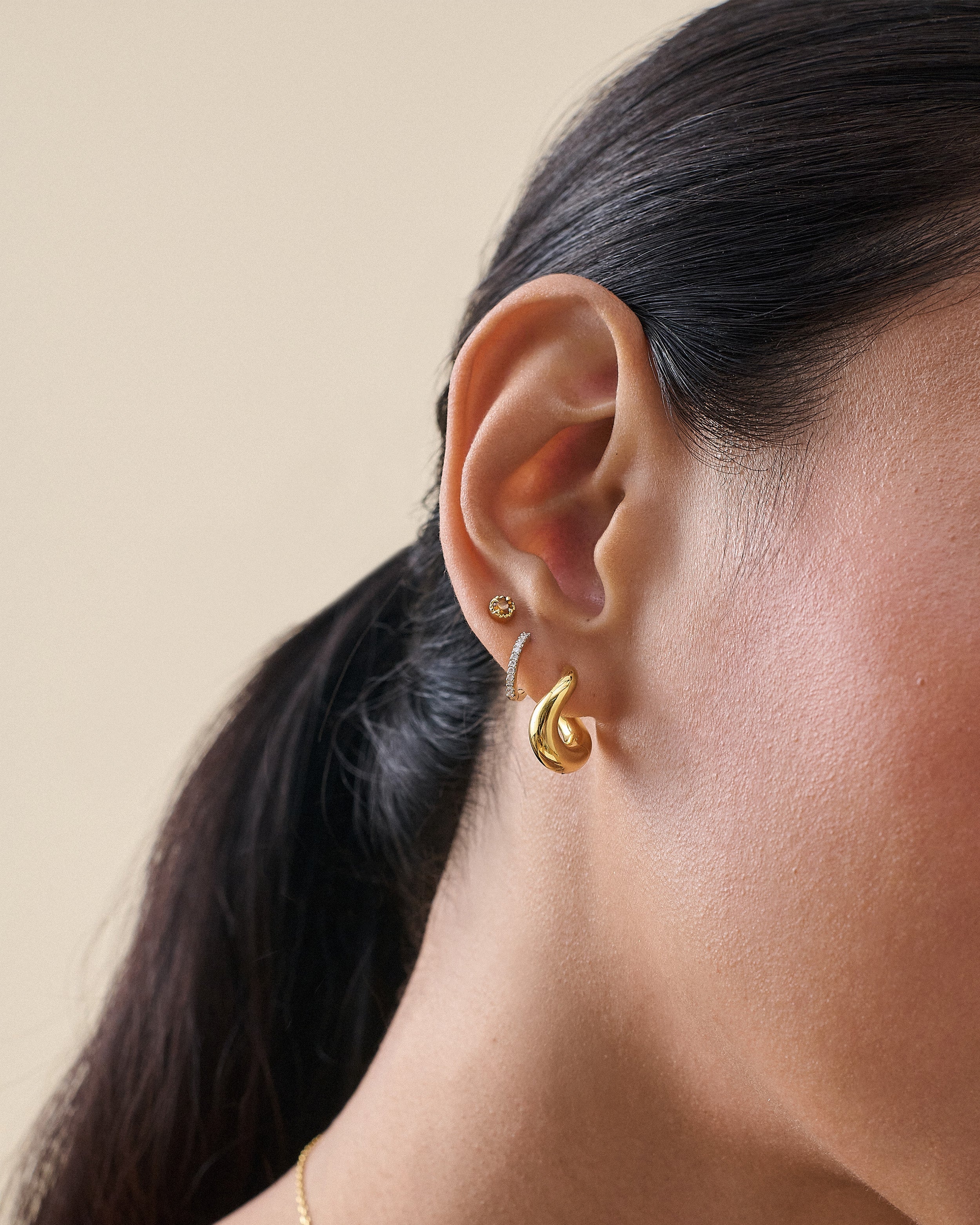 Brinco Argola Twist - Ouro 18K | SILLENE - uso
