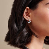 Brinco Argola Twist - Prata | SILLENE - uso