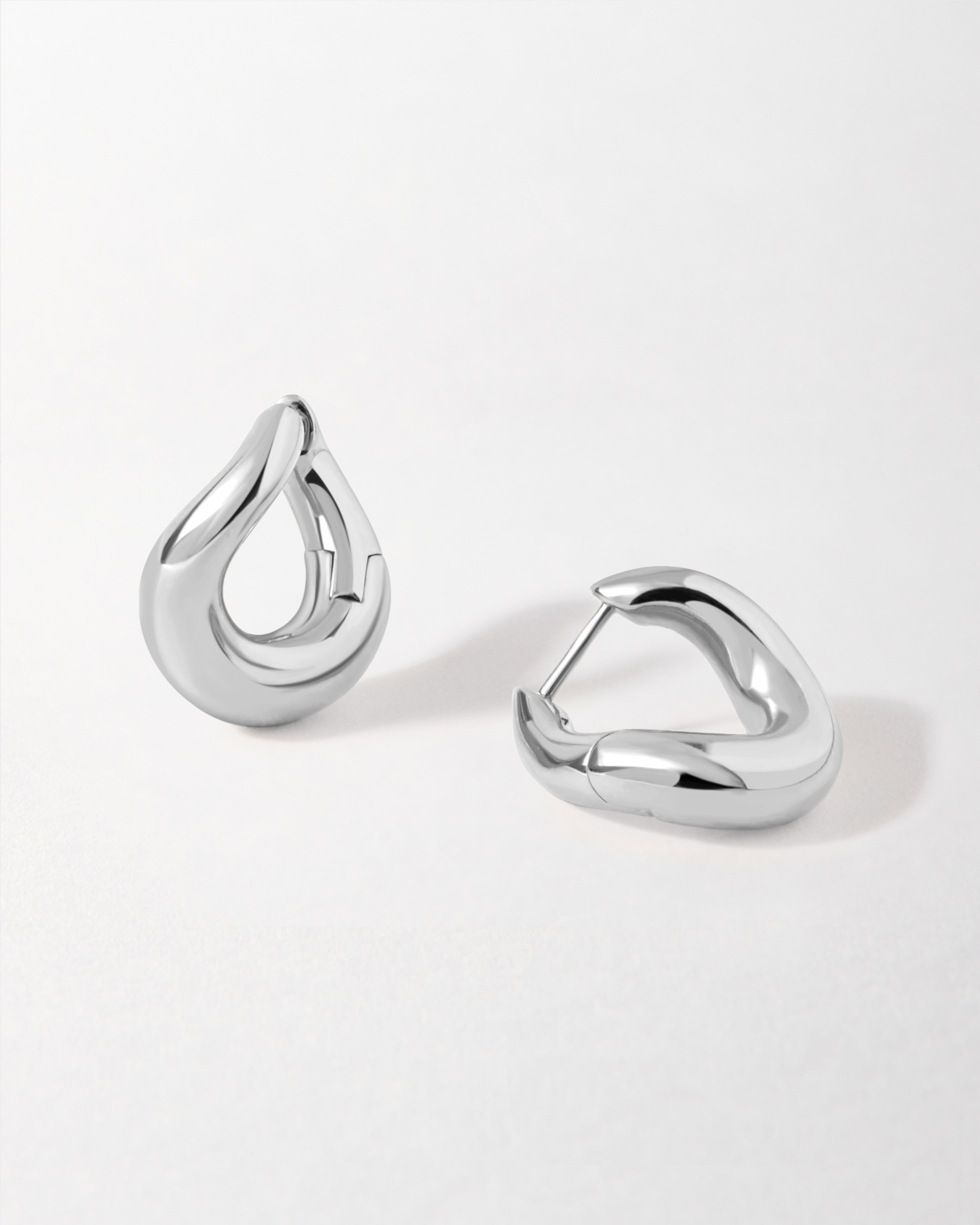 Brinco Argola Twist - Prata | SILLENE - uso