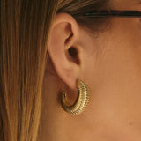 Brinco Argola XL Georgia Estriada - Ouro 18K - detalhe 03 | SILLENE
