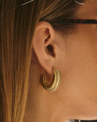 Brinco Argola XL Georgia Estriada - Ouro 18K - detalhe 03 | SILLENE