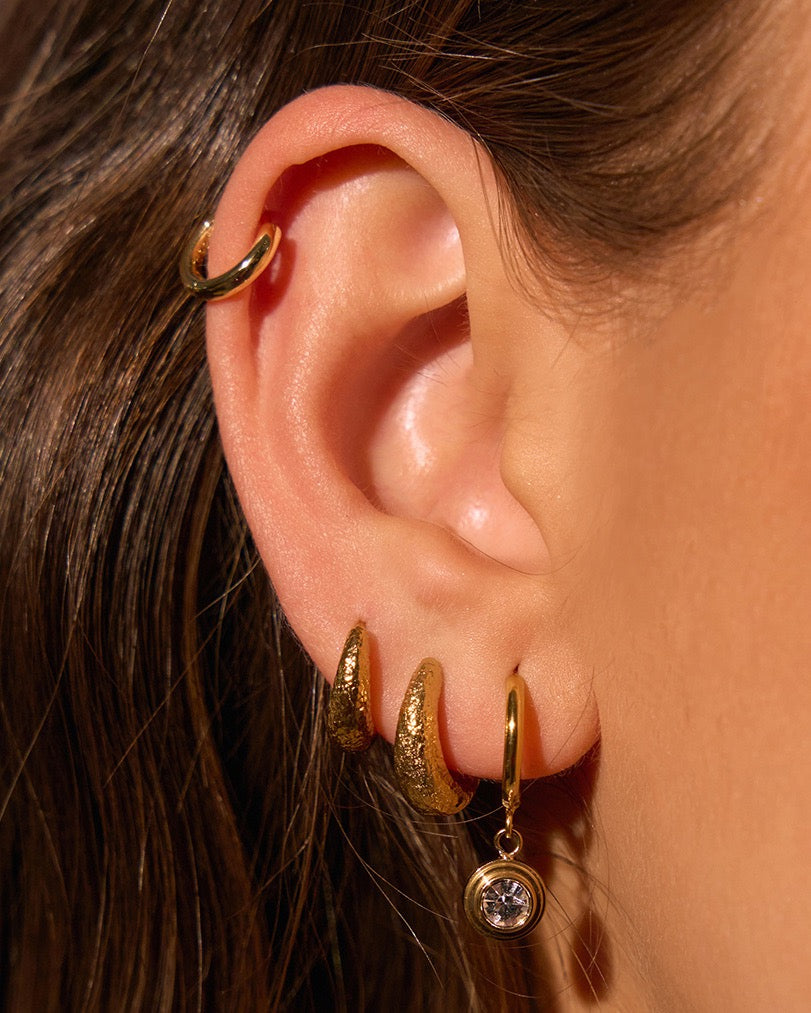 Brinco Asher Cristal - Ouro 18K | SILLENE - uso