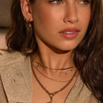 Brinco Asher Cristal - Ouro 18K | SILLENE - uso