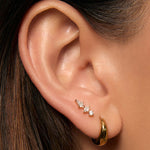Brinco Ava Tarraxa Plana - Ouro 18K | SILLENE - uso