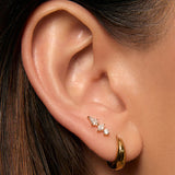 Brinco Ava Tarraxa Plana - Ouro 18K | SILLENE - uso