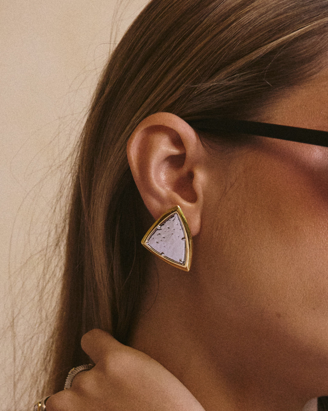 Brinco Bianco Nero - Ouro 18K - detalhe 04 | SILLENE