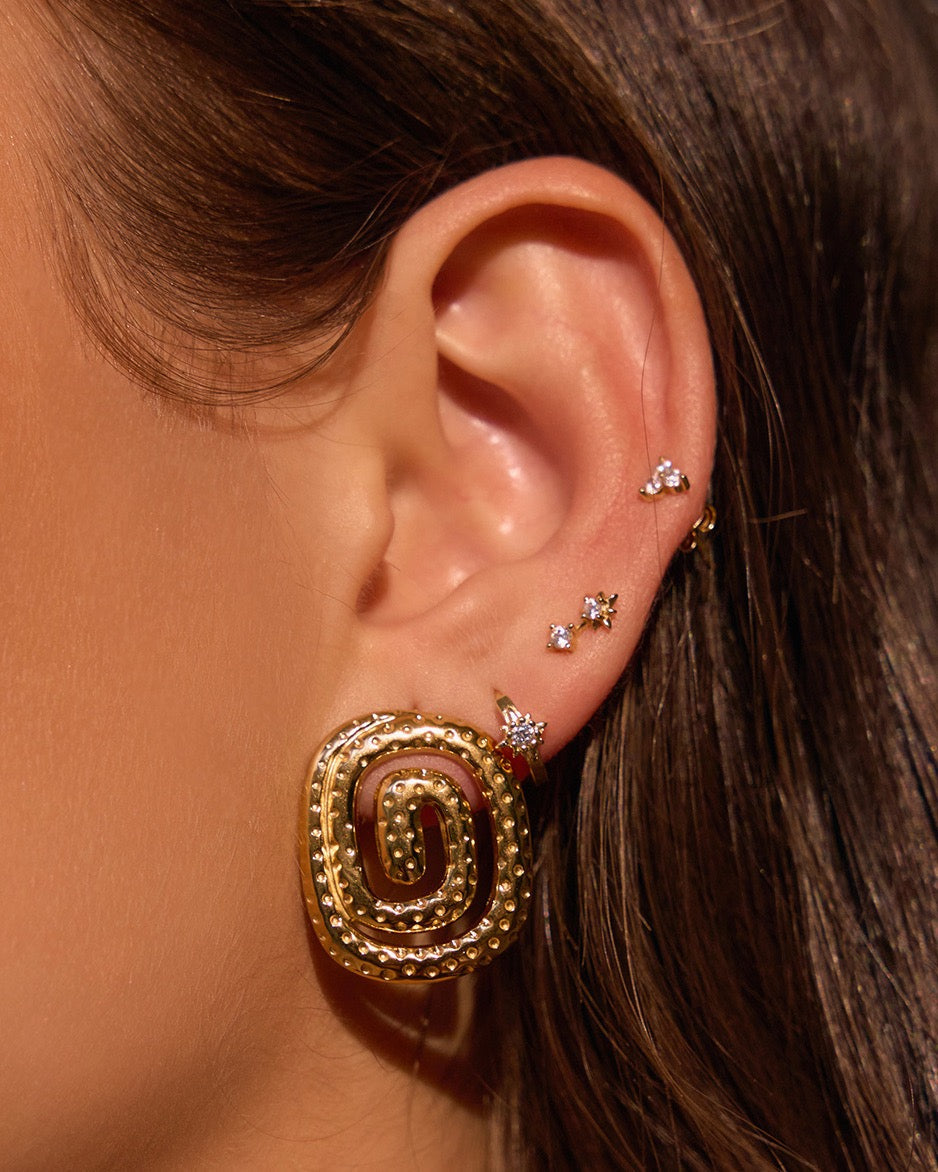 Brinco Billie - Ouro 18K | SILLENE - uso