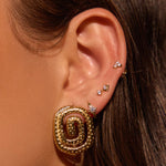 Brinco Billie - Ouro 18K | SILLENE - uso