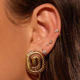 Brinco Billie - Ouro 18K | SILLENE - uso