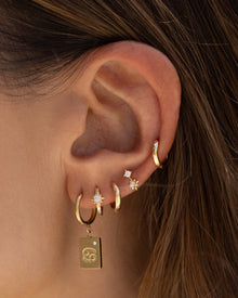 Brinco Bonnie Estrela - Ouro 18K | SILLENE - uso