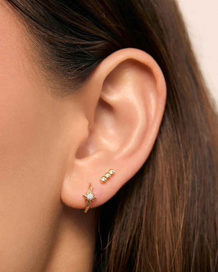 Brinco Caitlin Tarraxa Plana - Ouro 18K | SILLENE - uso