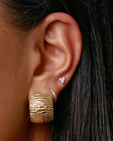Brinco Cassia Pedra - Ouro 18K | SILLENE - uso