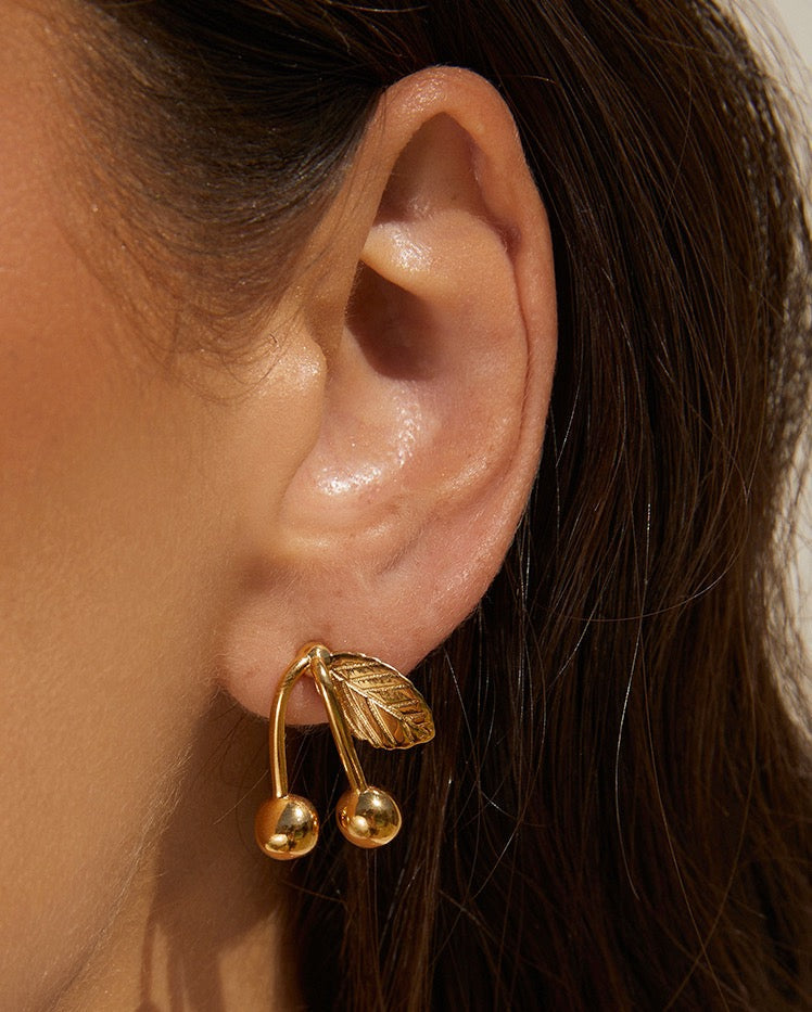 Brinco Cereja Pacha - Ouro 18K | SILLENE - uso