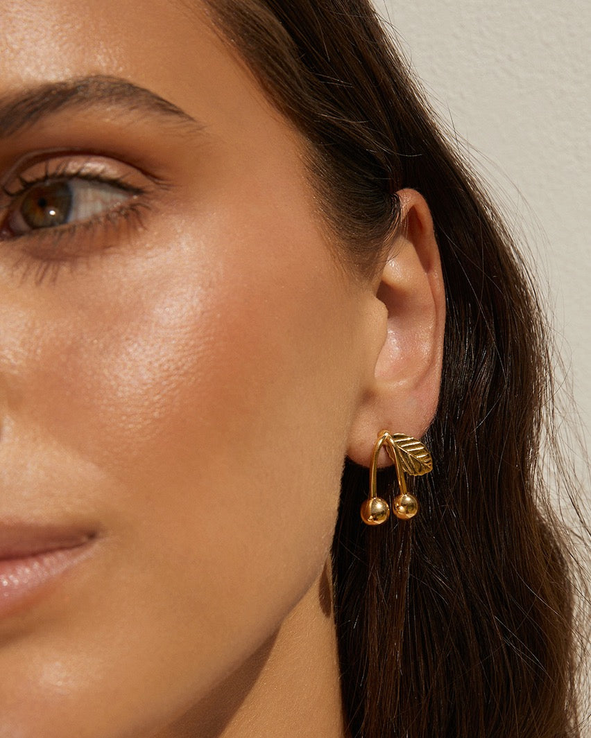 Brinco Cereja Pacha - Ouro 18K | SILLENE - uso