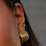 Brinco Chantal (Clip-On) - Ouro 18K | SILLENE - uso