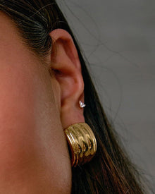 Brinco Chantal (Clip-On) - Ouro 18K | SILLENE - uso