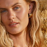 Brinco Chantal (Clip-On) - Ouro 18K | SILLENE - uso