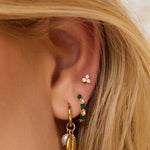 Brinco Concha Coralie Pérola - Ouro 18K | SILLENE - uso