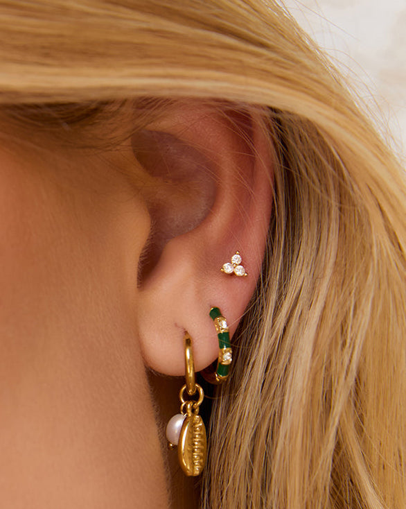 Brinco Concha Coralie Pérola - Ouro 18K | SILLENE - uso