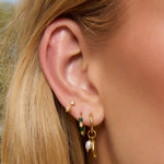 Brinco Concha Coralie Pérola - Ouro 18K | SILLENE - uso