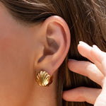 Brinco Concha Kaia - Ouro 18K | SILLENE - uso