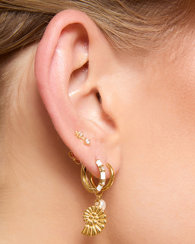 Brinco Concha Kaya Pérola - Ouro 18K | SILLENE - uso
