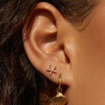Brinco Concha Shelli - Ouro 18K | SILLENE - uso