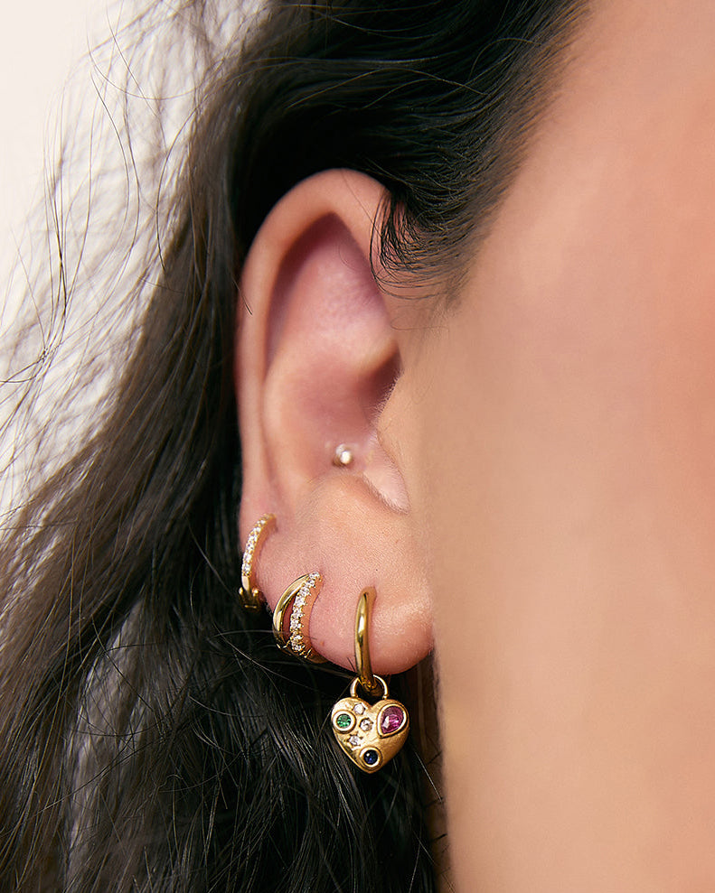 Brinco Coração Bisou - Ouro 18K | SILLENE - uso