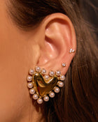 Brinco Coração Dolly Pérola - Ouro 18K | SILLENE - uso