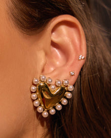 Brinco Coração Dolly Pérola - Ouro 18K | SILLENE - uso