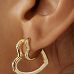 Brinco Coração Sweetheart Pequeno - Ouro 18K | SILLENE - uso