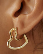 Brinco Coração Sweetheart Pequeno - Ouro 18K | SILLENE - uso