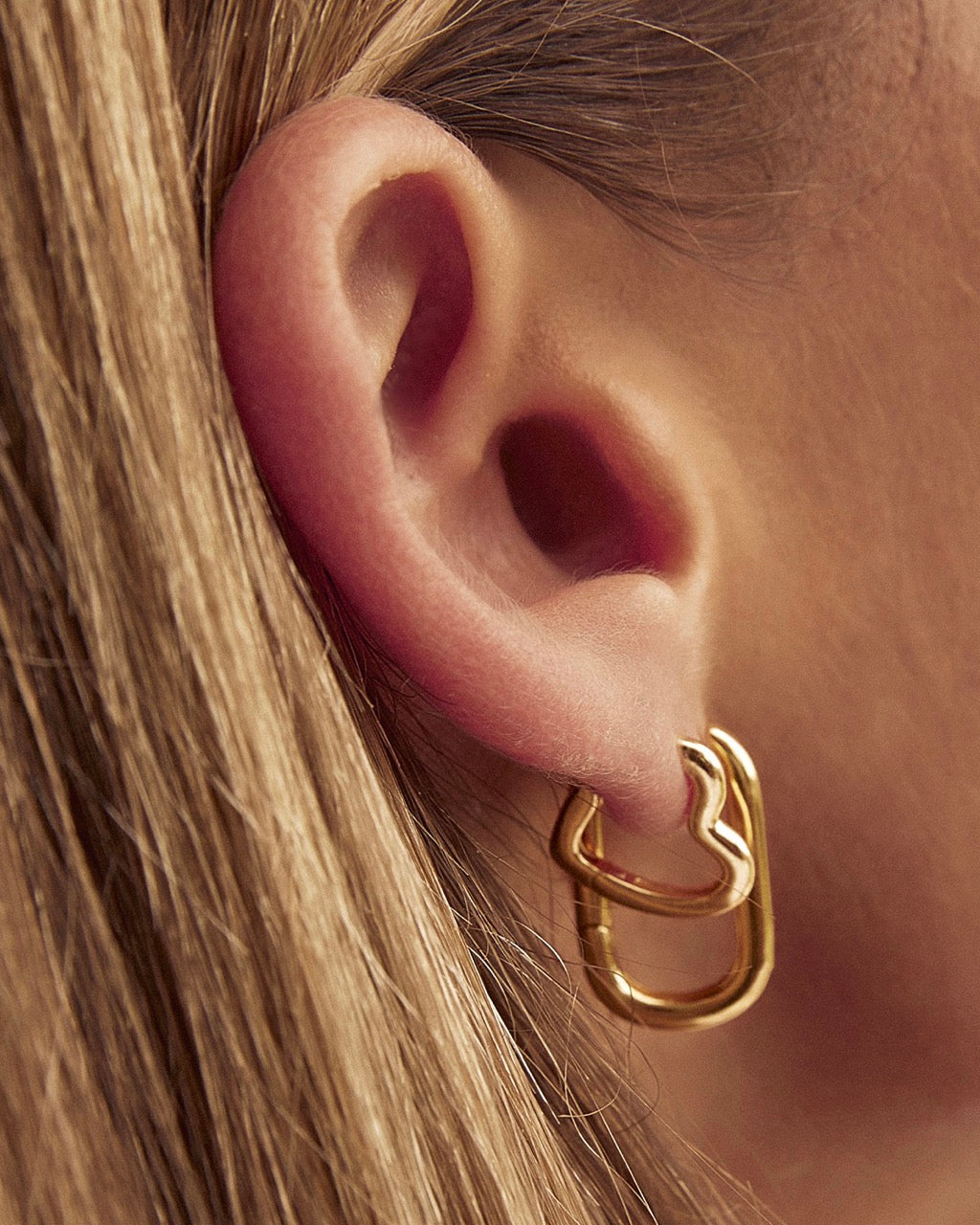 Brinco Coração Sweetheart Pequeno - Ouro 18K | SILLENE - uso
