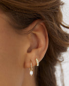 Brinco Cordelia Pérola - Ouro 18K | SILLENE - uso