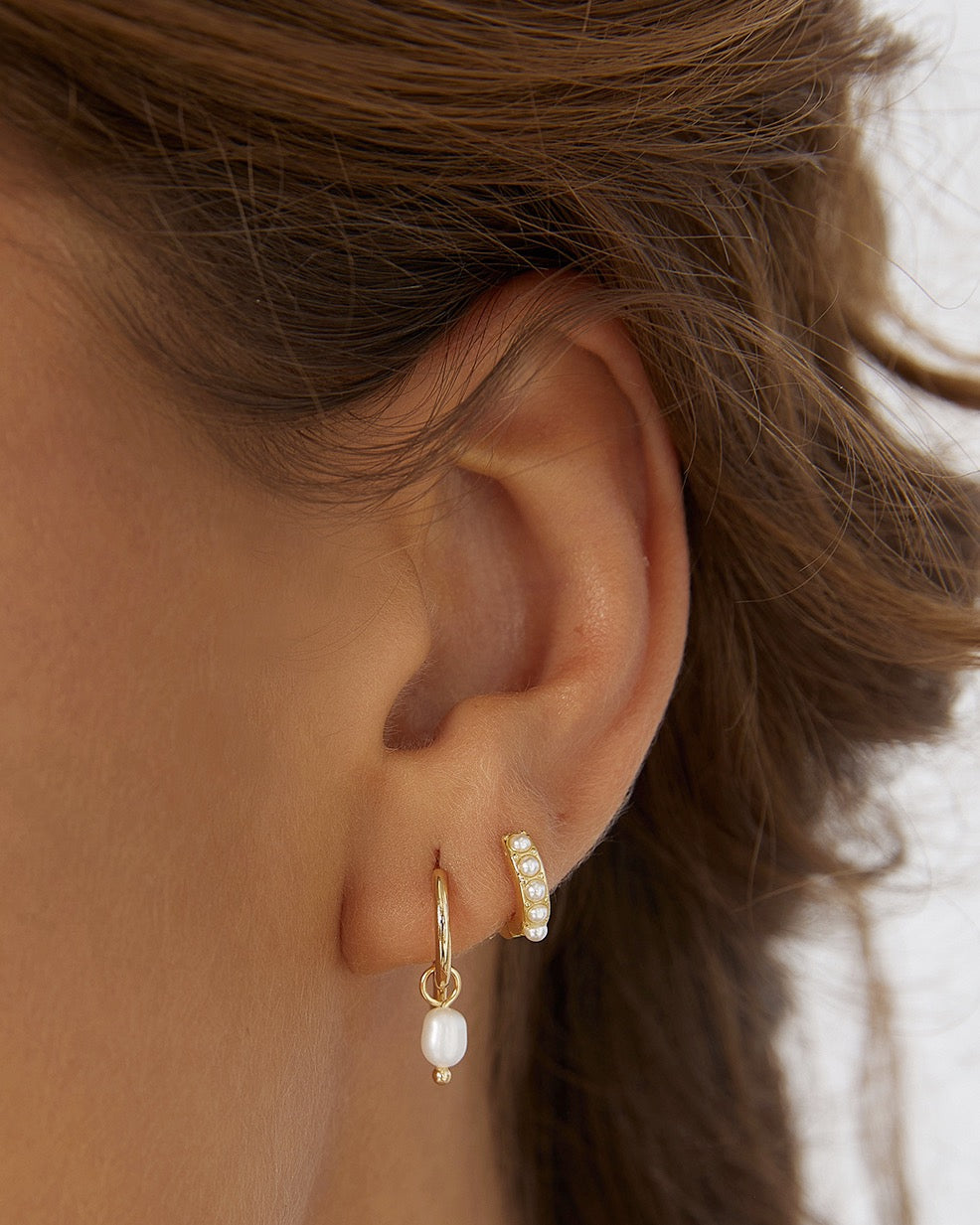 Brinco Cordelia Pérola - Ouro 18K | SILLENE - uso